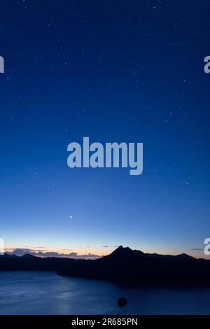 Il lago Mashu e il cielo stellato Foto Stock