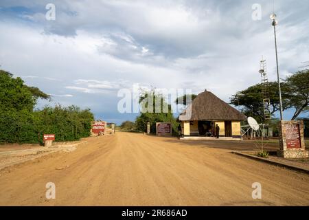 Tanzania, Africa - 10 marzo 2023: Cartello di benvenuto per il Parco Nazionale del Serengeti, porta Ikoma Foto Stock