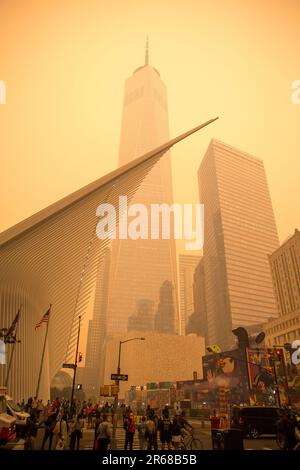 JERSEY CITY, NEW JERSEY, STATI UNITI. 07th giugno, 2023. Vista di Manhattan in una giornata di fumo pesante derivante da incendi boschivi in Canada il 07 giugno 2023 a New York City. Più di 100 incendi boschivi stanno bruciando nella provincia canadese della Nuova Scozia e del Québec, causando allarmi sanitari sulla qualità dell'aria nello stato di New York e in alcune parti del New England. Foto: Vanessa Carvalho Credit: Brasile Photo Press/Alamy Live News Foto Stock