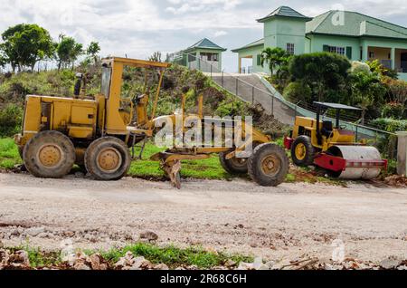 Compattatore a rulli e livellatrice stradale Foto Stock