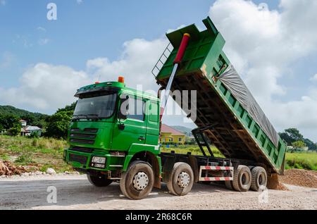 Marna di scarico del veicolo su strada Foto Stock