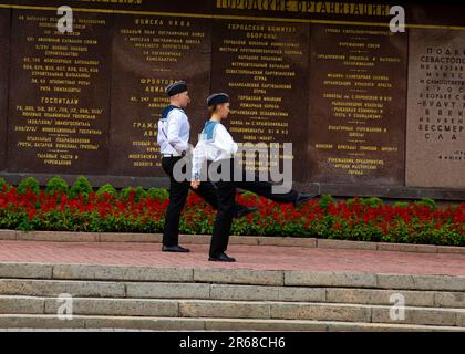 Sevastopol, Crimea. 26th Set, 2021. I cadetti stanno marciando vicino al Memoriale della difesa eroica di Sevastopol. Credit: Katrina Kochneva/ZUMA Wire/Alamy Live News Foto Stock