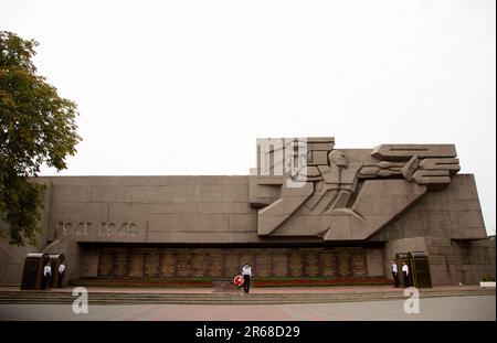 Sevastopol, Crimea. 26th Set, 2021. I cadetti stanno marciando vicino al Memoriale della difesa eroica di Sevastopol. Credit: Katrina Kochneva/ZUMA Wire/Alamy Live News Foto Stock
