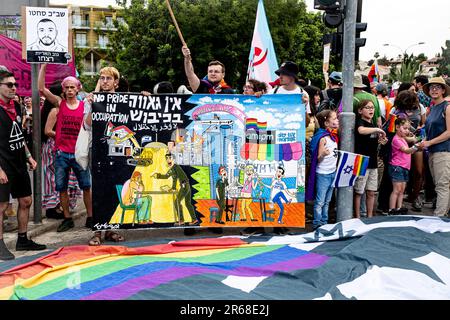 Israele. 01st giugno, 2023. Un segno di protesta contro il “lavaggio delle pinkwashing” dell’occupazione israeliana nella Cisgiordana da parte delle organizzazioni LGTB e le proteste contro le riforme giudiziarie. Gerusalemme, Israele. Giugno 01th 2023. (Matan Golan/Sipa USA). Credit: Sipa USA/Alamy Live News Foto Stock