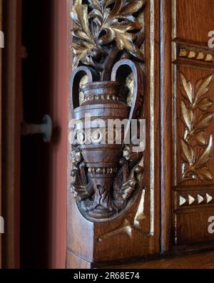 Particolare ornato con scultura dorata su una parete del Palazzo Guell, disegnato da Gaudì. Barcellona, Spagna. Foto Stock