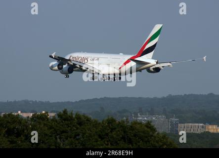 Un Airbus A380 di Emirates che atterra all'aeroporto Gatwick di Londra Foto Stock