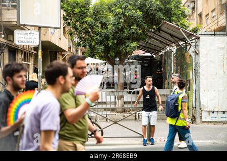 Israele. 01st giugno, 2023. I partecipanti alla Pride Parade di Gerusalemme passeranno un checkpoint della polizia israeliana e le barriere, uno dei tanti che sono stati collocati lungo la rotta di marcia per proteggere i partecipanti alla parata dopo violenti attacchi negli anni precedenti. Gerusalemme, Israele. Giugno 01th 2023. (Matan Golan/Sipa USA). Credit: Sipa USA/Alamy Live News Foto Stock