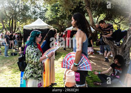 Israele. 01st giugno, 2023. I giovani israeliani parlano mentre aspettano l'inizio della parata annuale dell'orgoglio di Gerusalemme. Gerusalemme, Israele. Giugno 01th 2023. (Matan Golan/Sipa USA). Credit: Sipa USA/Alamy Live News Foto Stock