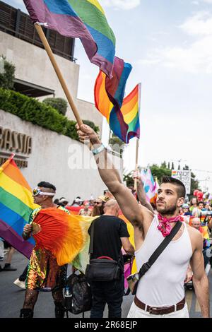 Israele. 01st giugno, 2023. I giovani israeliani hanno sventolare la bandiera dell'orgoglio. Migliaia di persone hanno marciato nella parata annuale della Pride di Gerusalemme. Gerusalemme, Israele. Giugno 01th 2023. (Matan Golan/Sipa USA). Credit: Sipa USA/Alamy Live News Foto Stock