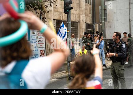Israele. 01st giugno, 2023. Un bambino che partecipa alla Pride Parade di Gerusalemme punta presso un checkpoint della polizia israeliana, uno dei tanti che sono stati collocati intorno alla rotta di marcia per proteggere i partecipanti alla parata dopo violenti attacchi negli anni precedenti. Gerusalemme, Israele. Giugno 01th 2023. (Matan Golan/Sipa USA). Credit: Sipa USA/Alamy Live News Foto Stock