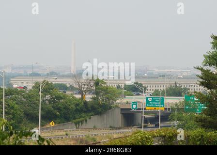 Washington, D.C., USA - 7 giugno 2023: Il centro di Washington, D.C., USA, è avvolto dal fumo proveniente dai fuochi d'incendio canadesi, tra cui il Washington Monument in lontananza e il Pentagono in primo piano. (Credit Image: ©John M. Chase / Alamy Live News) Foto Stock