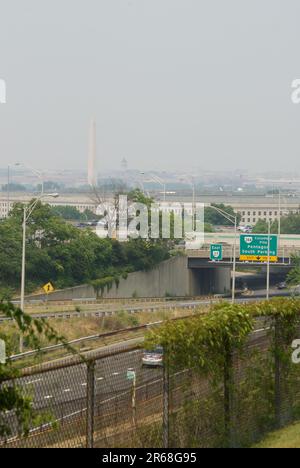 Washington, D.C., USA - 7 giugno 2023: Il centro di Washington, D.C., USA, è avvolto dal fumo proveniente dai fuochi d'incendio canadesi, tra cui il monumento a Washington e il Pentagono visto in primo piano. (Credit Image: ©John M. Chase / Alamy Live News) Foto Stock