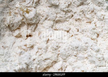 Miscela di farina ed acqua. Preparazione, impasto per la preparazione del pane. Primo piano macro. Foto Stock