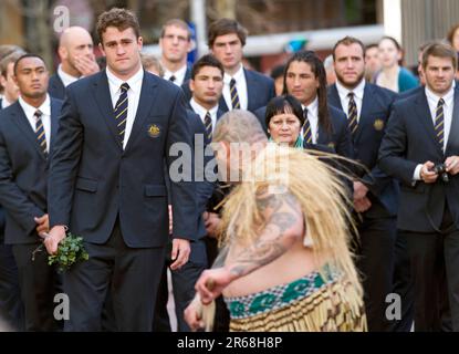 Il capitano della squadra James Horwill conduce la squadra australiana di Rugby World Cup ad un benvenuto ufficiale, un Powhiri, una cerimonia di benvenuto Maori, Aotea Square, Auckland, Nuova Zelanda, martedì, Settembre 06, 2011. Foto Stock