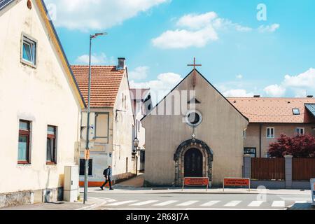 Samobor Croazia - 01 giugno 2023: Vecchia strada nel centro di Samobor, Croazia. Foto Stock