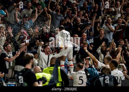 Praga, Repubblica Ceca. 07th giugno, 2023. Ha detto Benrahma (22) di West Ham United segna per 0-1 a pena e festeggia con i tifosi durante la finale della UEFA Europa Conference League tra Fiorentina e West Ham United all'Eden Arena di Praga. Credit: Gonzales Photo/Alamy Live News Foto Stock