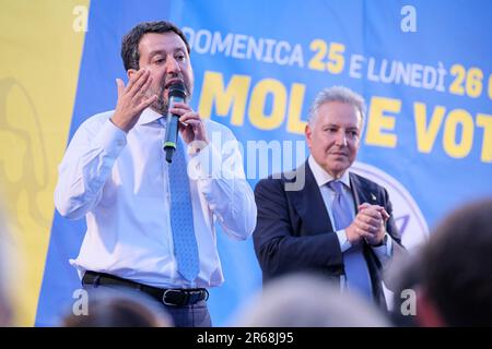 Termoli, Italia. 7th giugno, 2023. Il Ministro delle infrastrutture e dei Trasporti Matteo Salvini (L) e Michele Marone (R), responsabile della Lega Molise (Lega), si sono visti durante un raduno elettorale per le elezioni regionali Molise a Termoli. (Credit Image: © Elena Vizzoca/SOPA Images via ZUMA Press Wire) SOLO PER USO EDITORIALE! Non per USO commerciale! Foto Stock