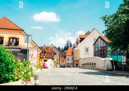 Samobor Croazia - 01 giugno 2023: Vecchio ponte nel centro della città di Samobor, Croazia. Foto Stock