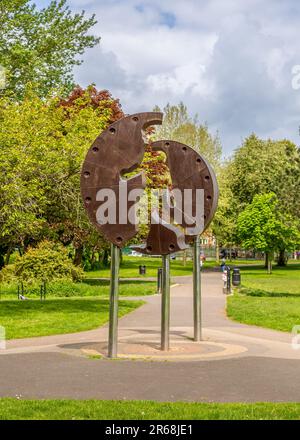 Green Man Walking, scultura a Sanders Park, Bromsgrove, Regno Unito. Foto Stock