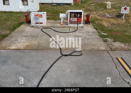 Jet Fuel Pump in un piccolo aeroporto Foto Stock