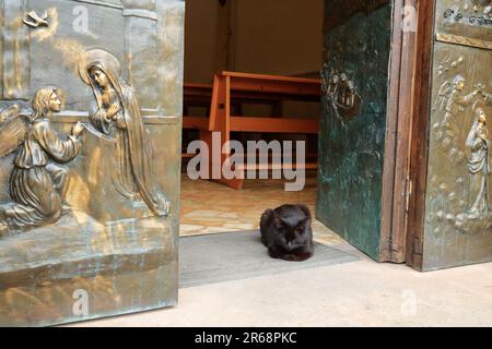 Portiere. Chiesa il gatto. Chiesa di Agropoli, Italia Foto Stock