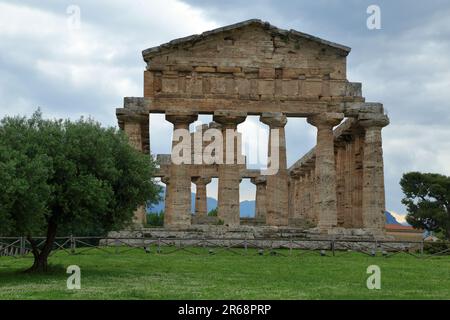 Templi greci dell'antica città greca Paestum in Italia. Tempio di Atena. Templi di paestum Foto Stock