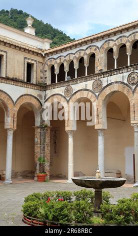 Passerella porticato coperto della Cattedrale di Salerno, Italia. Duomo di Salerno Foto Stock