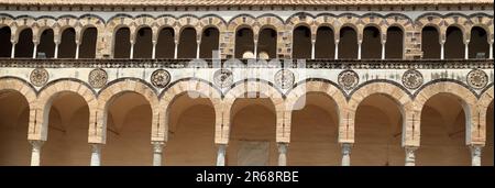 Passerella porticato coperto della Cattedrale di Salerno, Italia. Duomo di Salerno Foto Stock