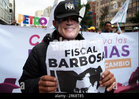 Bogota, Colombia. 07th giugno, 2023. Un dimostratore ha un segno del procuratore generale colombiano Francisco Barbosa mentre indossa una maschera con il volto del presidente colombiano Gustavo Petro durante le manifestazioni a sostegno delle riforme sociali del governo colombiano, a Bogotà, in Colombia, il 7 giugno 2023. Photo by: Chepa Beltran/Long Visual Press Credit: Long Visual Press/Alamy Live News Foto Stock