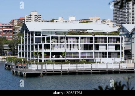 Il "Finger Wharf" a Woolloomooloo Bay a Sydney, Australia. Il molo contiene ristoranti, bar e case cittadine di alta classe. Un certo numero di celebrità locali hanno posseduto o risieduto in proprietà sul molo compreso Russell Crowe, Charlotte Dawson, Delta Goodrem e John Laws. Dawson, un presentatore televisivo ed ex modello, è stato trovato morto nel suo appartamento Finger Wharf il 22 febbraio 2014, con la sua morte attribuita al suicidio per impiccagione. Foto Stock