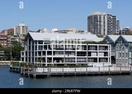 Il "Finger Wharf" a Woolloomooloo Bay a Sydney, Australia. Il molo contiene ristoranti, bar e case cittadine di alta classe. Un certo numero di celebrità locali hanno posseduto o risieduto in proprietà sul molo compreso Russell Crowe, Charlotte Dawson, Delta Goodrem e John Laws. Dawson, un presentatore televisivo ed ex modello, è stato trovato morto nel suo appartamento Finger Wharf il 22 febbraio 2014, con la sua morte attribuita al suicidio per impiccagione. Foto Stock