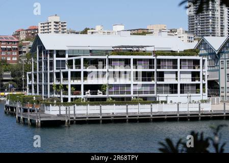 Il "Finger Wharf" a Woolloomooloo Bay a Sydney, Australia. Il molo contiene ristoranti, bar e case cittadine di alta classe. Un certo numero di celebrità locali hanno posseduto o risieduto in proprietà sul molo compreso Russell Crowe, Charlotte Dawson, Delta Goodrem e John Laws. Dawson, un presentatore televisivo ed ex modello, è stato trovato morto nel suo appartamento Finger Wharf il 22 febbraio 2014, con la sua morte attribuita al suicidio per impiccagione. Foto Stock