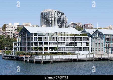 Il "Finger Wharf" a Woolloomooloo Bay a Sydney, Australia. Il molo contiene ristoranti, bar e case cittadine di alta classe. Un certo numero di celebrità locali hanno posseduto o risieduto in proprietà sul molo compreso Russell Crowe, Charlotte Dawson, Delta Goodrem e John Laws. Dawson, un presentatore televisivo ed ex modello, è stato trovato morto nel suo appartamento Finger Wharf il 22 febbraio 2014, con la sua morte attribuita al suicidio per impiccagione. Foto Stock