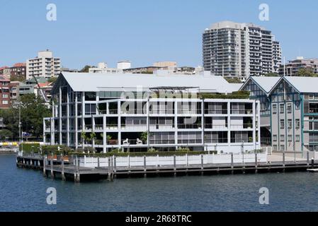 Il "Finger Wharf" a Woolloomooloo Bay a Sydney, Australia. Il molo contiene ristoranti, bar e case cittadine di alta classe. Un certo numero di celebrità locali hanno posseduto o risieduto in proprietà sul molo compreso Russell Crowe, Charlotte Dawson, Delta Goodrem e John Laws. Dawson, un presentatore televisivo ed ex modello, è stato trovato morto nel suo appartamento Finger Wharf il 22 febbraio 2014, con la sua morte attribuita al suicidio per impiccagione. Foto Stock