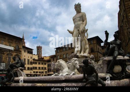 La Fontana del Nettuno situata in Piazza della Signoria. La fontana fu progettata da Baccio Bandinelli, ma creata da Bartolomeo Ammannati. Foto Stock