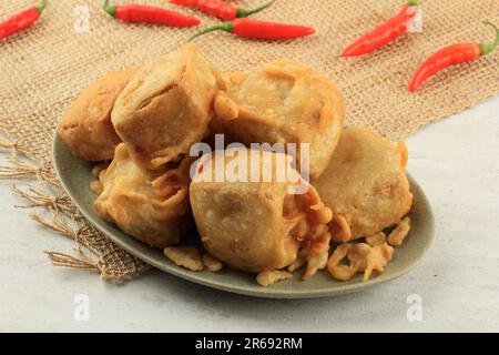 Tahu Isi Berontak, tofu indonesiano ripieno di patate fritte, snack a base di tofu croccante ripieno di verdure, servito con salsa al peperoncino o al peperoncino Foto Stock