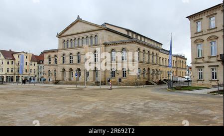 Landestheater, a Schlossplatz, vista sul pomeriggio invernale senza neve dalla terrazza dell'Arkaden, Coburg, Germania Foto Stock