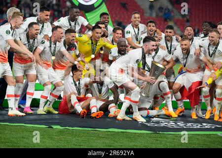 8 giugno 2023, Praga, VrÅ¡ovice, Repubblica Ceca: DECLAN RICE, di West Ham United, solleva il trofeo e festeggia con i suoi compagni di squadra dopo l'incontro finale della UEFA Europa Conference League tra ACF Fiorentina e West Ham United, il 7 giugno 2023 a Praga, Repubblica Ceca (Credit Image: © Alexandra Fechete/ZUMA Press Wire) SOLO PER USO EDITORIALE! Non per USO commerciale! Foto Stock