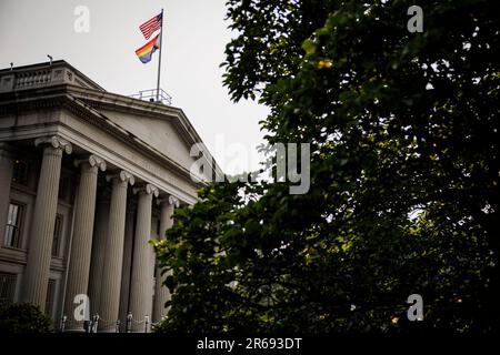 Washington, Stati Uniti. 07th giugno, 2023. La bandiera Pride vola sotto la bandiera americana in cima agli Stati Uniti Dipartimento del Tesoro il 7 giugno 2023 a Washington, DC il Tesoro è stato in grado di riprendere a pagare i titoli degli Stati Uniti dopo che la Casa Bianca ha raggiunto un accordo con la Camera dei rappresentanti controllata dai Repubblicani per aumentare il limite del debito delle nazioni. (Foto di Samuel Corum/Sipa USA) Credit: Sipa USA/Alamy Live News Foto Stock