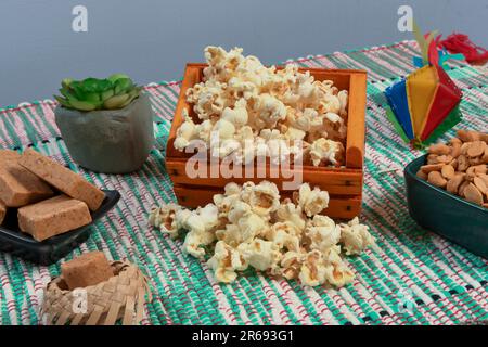 Cucina tipica del Festival brasiliano di Junino su tessuto stampato Festa Junina Foto Stock