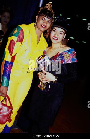 Foto di celebrità dal 90s ho girato su E6 a Hollywood. Salt n Pepa in un backstage di premiazione. Foto Stock