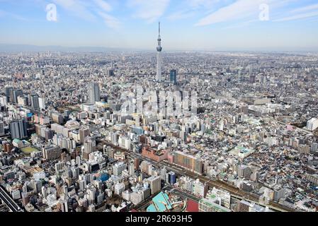 Lato sud-est della stazione di Kameido verso Sky Tree Foto Stock