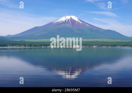 Fuji e Blue Sky all'inizio dell'estate si riflettono sul lago Yamanakako Foto Stock