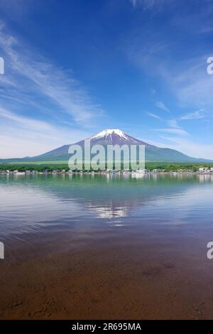 Fuji e Blue Sky all'inizio dell'estate si riflettono sul lago Yamanakako Foto Stock