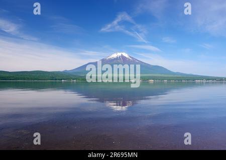 Fuji e Blue Sky all'inizio dell'estate si riflettono sul lago Yamanakako Foto Stock