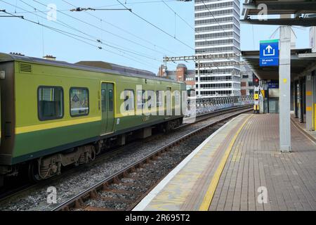 Treno per pendolari DART a Dublino Foto Stock