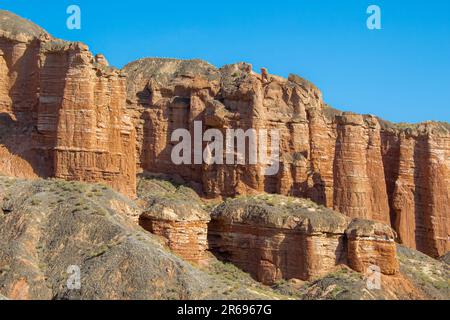 Natura sculture in Danxia Binggou Canyon rilievi in Zhangye, Sunan Regione, Provincia di Gansu, Cina. Pietra arenaria rossa rocce del Geoparco. Nuvole basse un Foto Stock