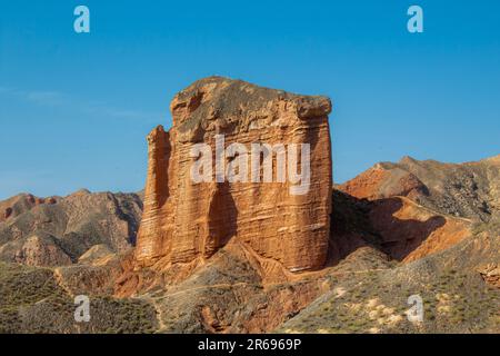 Natura sculture in Danxia Binggou Canyon rilievi in Zhangye, Sunan Regione, Provincia di Gansu, Cina. Pietra arenaria rossa rocce del Geoparco. Pietre Rosse un Foto Stock