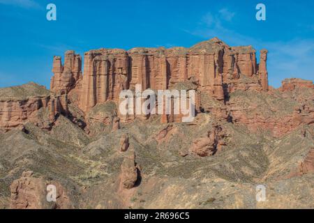 Castello di pietra arenaria Louvre. Binggou Danxia landform, Zhangye National geopark, Cina, cielo blu con spazio di copia per il testo Foto Stock