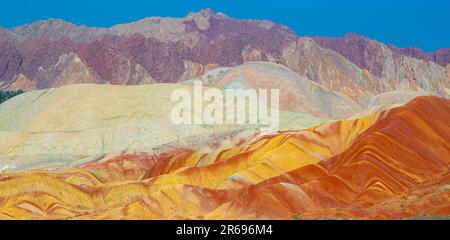 Panorama dei tre strati delle montagne dell'arcobaleno, geopark di Zhangye Danxia, Cina. Immagine ravvicinata Foto Stock